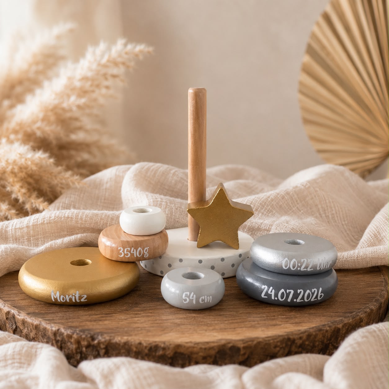 Einzelteile eines personalisierten Holz-Stapelturms mit Name, Geburtsdatum, Uhrzeit, Gewicht und Größe als individuelles Babygeschenk zur Geburt.