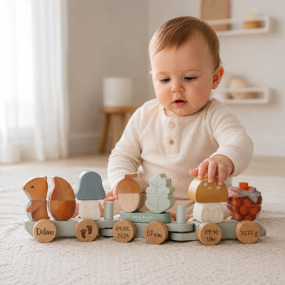 Baby mit personalisiertem Holzzug Eichhörnchen zur Geburt mit Name und Geburtsdaten