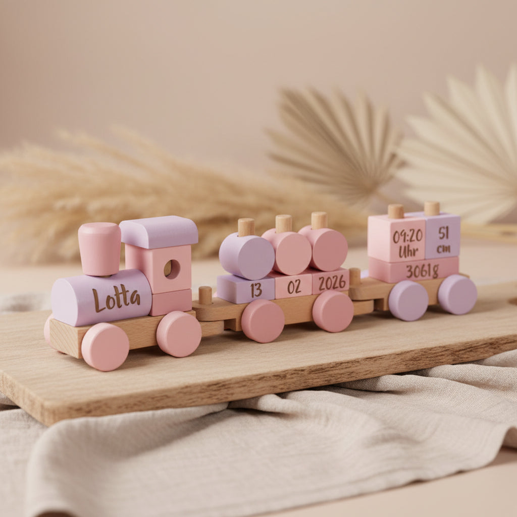 Personalisierter Holzzug in Rosa zur Geburt mit Name und Geburtsdaten, verziert mit hochwertiger Lasergravur und liebevoll gestaltet von Schmatzepuffer