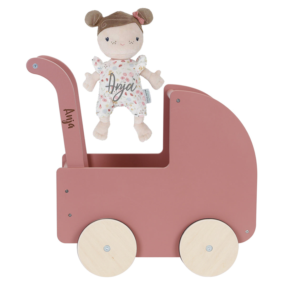 Personalisierter Puppenwagen mit Name und Kuschelpuppe für Mädchen. Hochwertiges Holzspielzeug als besonderes Geschenk zum Geburtstag, zu Weihnachten oder zur Taufe. Individuell personalisiert bei Schmatzepuffer und ideal für kreative Rollenspiele, Motorikförderung und langanhaltende Erinnerungen.