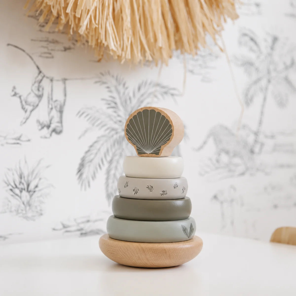 Personalisierter Stapelturm Balance aus Holz in Olivgrün als Geschenk zur Geburt im liebevoll eingerichteten Kinderzimmer