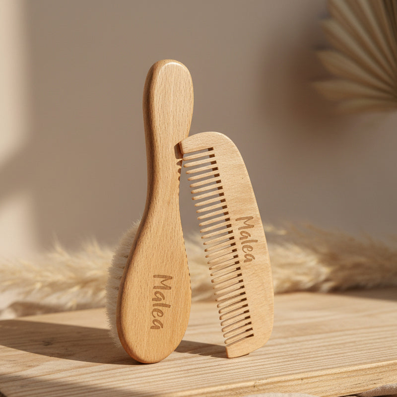 Personalisiertes Baby Haarbürsten- und Kamm-Set aus Holz mit Namen. Liebevolles Geschenk zur Geburt für die tägliche Babypflege und eine bleibende Erinnerung an die erste Zeit mit dem Baby.