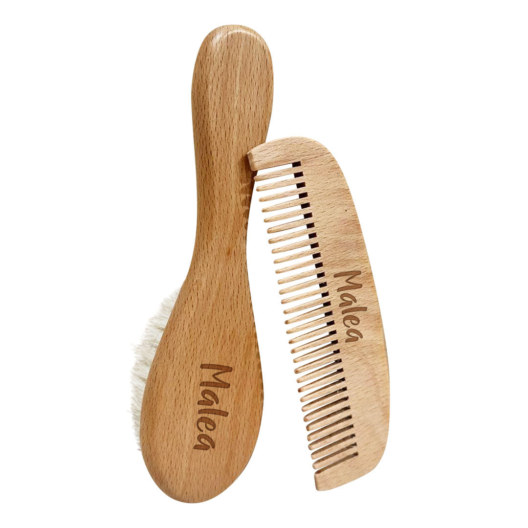 Personalisiertes Baby Haarbürsten- und Kamm-Set aus Holz mit Namen. Hochwertiges Geschenk zur Geburt für die sanfte Babypflege und eine bleibende Erinnerung an die erste Babyzeit.