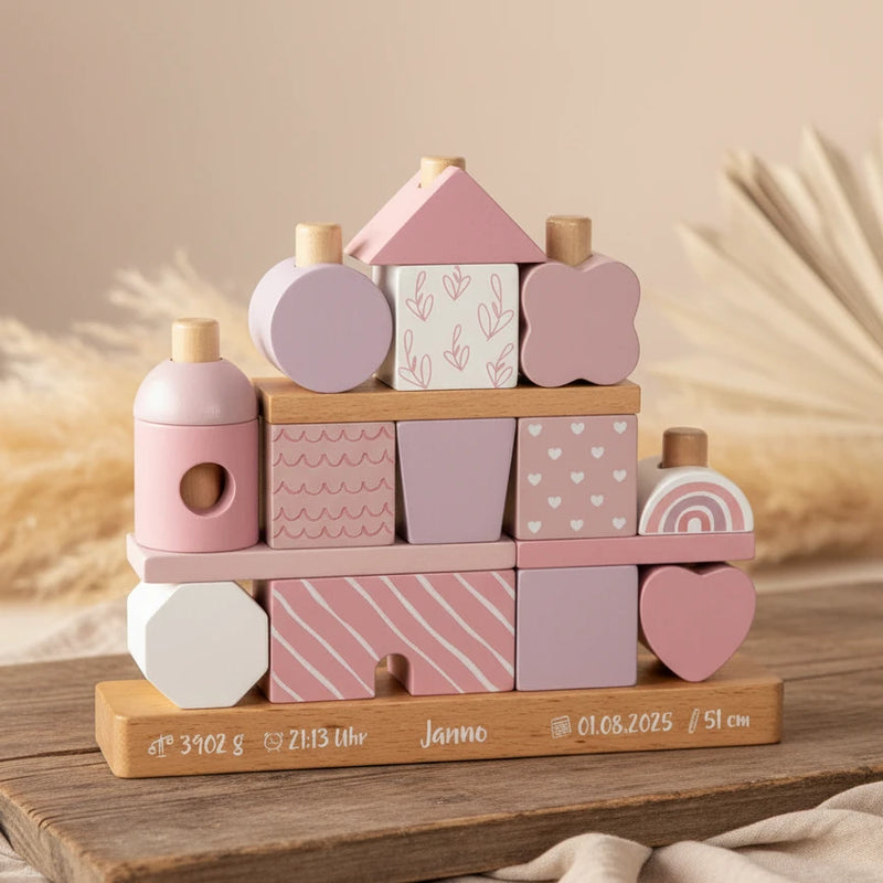 Personalisiertes Holz Stapelhaus in Rosa mit individuellem Namen zur Foerderung von Motorik, Kreativitaet und spielerischem Lernen