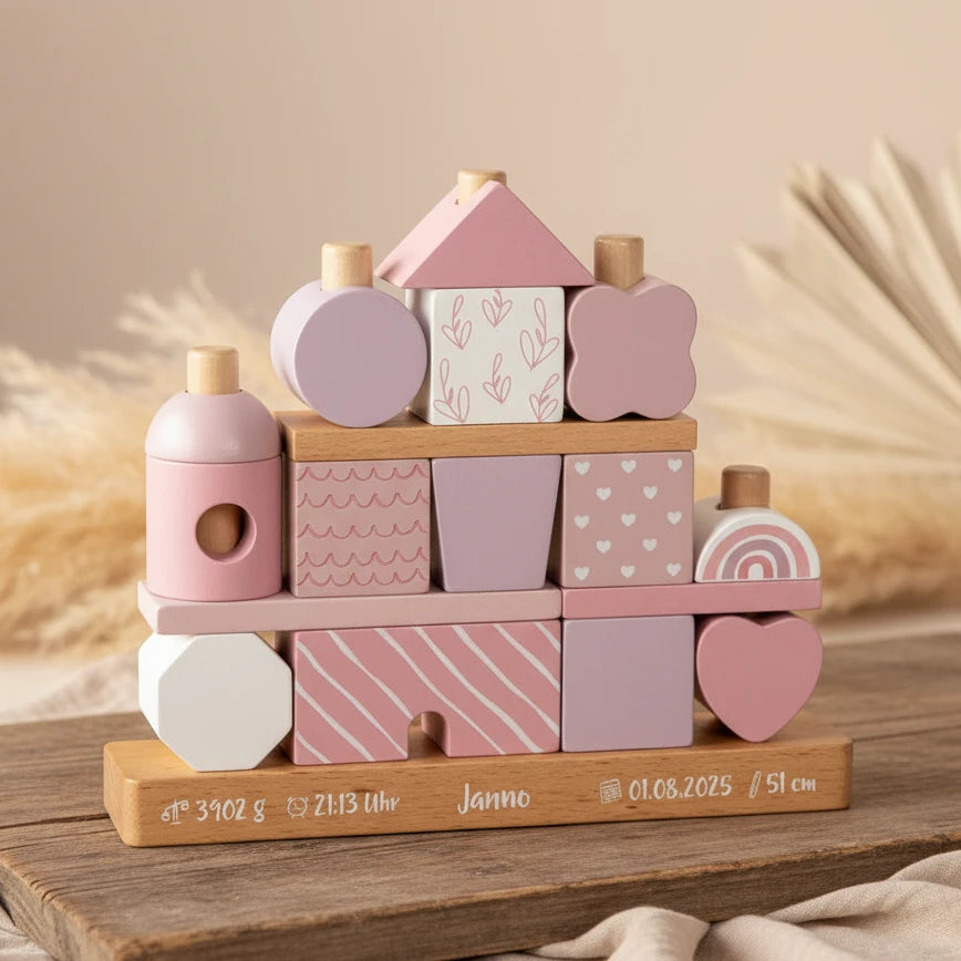 Personalisiertes Holz Stapelhaus in Rosa mit individuellem Namen zur Foerderung von Motorik, Kreativitaet und spielerischem Lernen