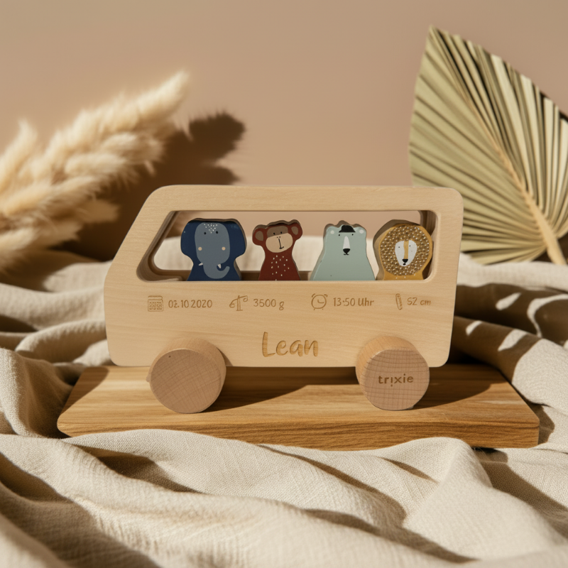 personalisiertes Holzspielzeug Fahrzeug mit Name und Geburtsdaten – besonderes Geschenk für Babys und Kinder