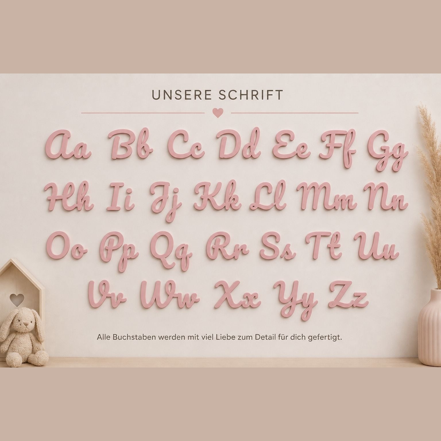 Schriftart Beispiel für personalisierte Buchstaben in Rosa mit Groß- und Kleinbuchstaben