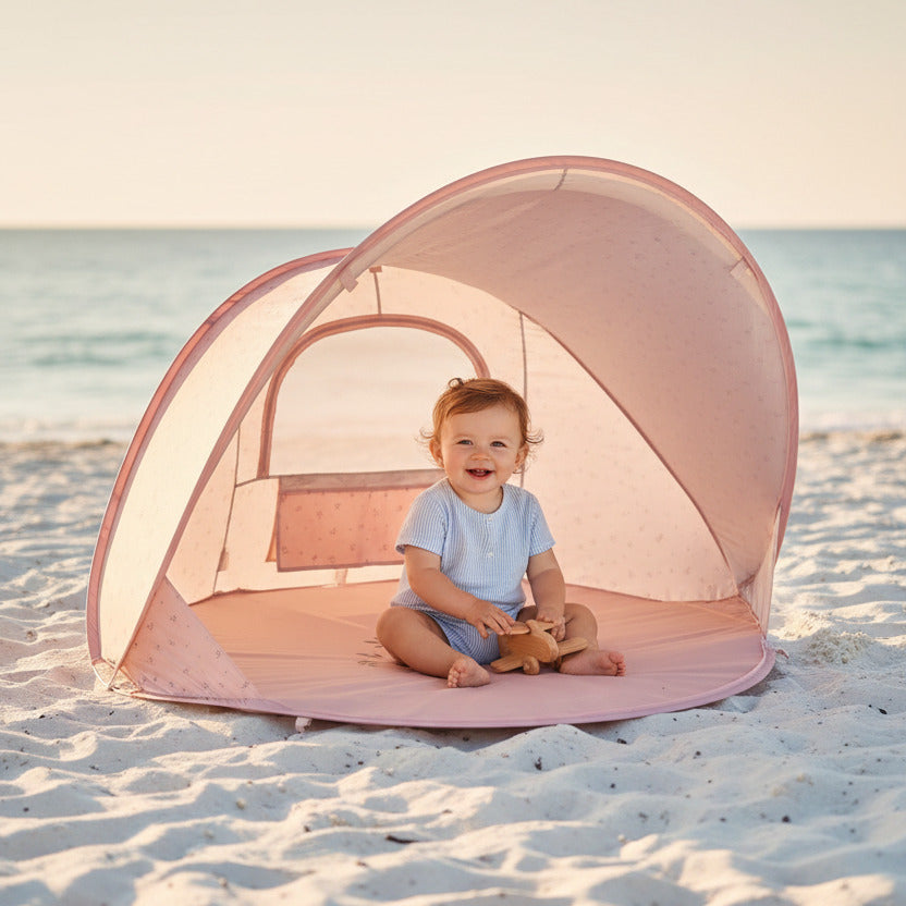 Kind im Little Dutch Pop-up Strandzelt Ocean Dreams Pink am Strand