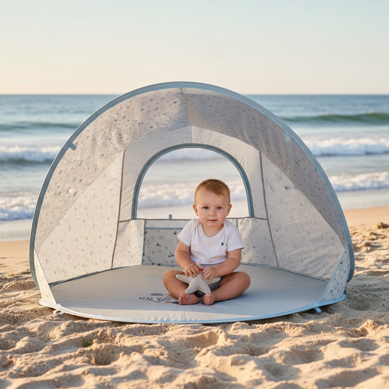 Kind in blauer Strandmuschel Ocean Dreams am Strand