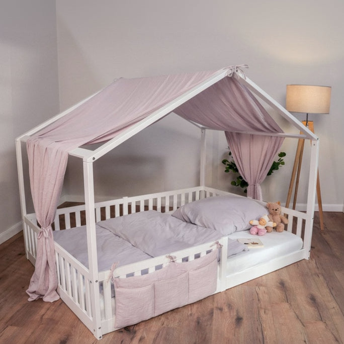 tiSsi Baldachin aus Musselin in Altrosa auf weißem Hausbett mit passendem Organizer im Kinderzimmer