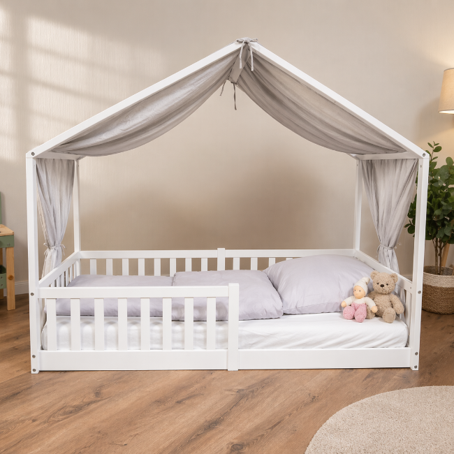 tiSsi Baldachin aus Musselin in Grau auf weißem Hausbett im Kinderzimmer