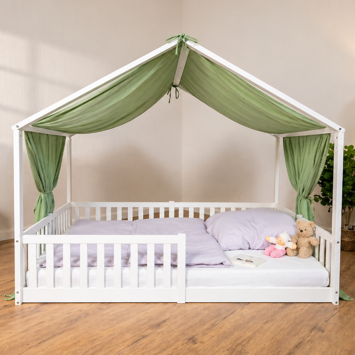 tiSsi Baldachin aus Musselin in Grün auf weißem Hausbett 140x200 cm im Kinderzimmer