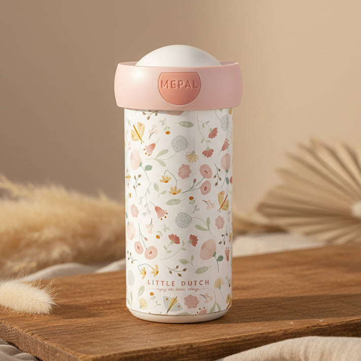 Trinkbecher fuer Kinder mit zartem Blumenmotiv, ideal fuer Kindergarten, Ausfluege und unterwegs
