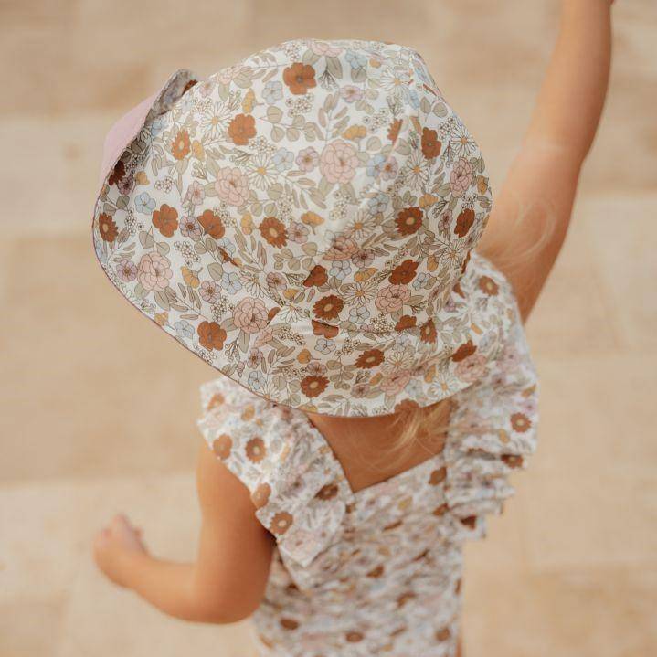 Wendbarer Kinder Sonnenhut mit Vintage Blumen Design fuer optimalen Sonnenschutz an warmen Tagen, im Urlaub, am Strand und beim Spielen