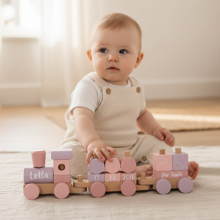 personalisierte geschenke zur taufe 2026 baby spielt mit holzspielzeug