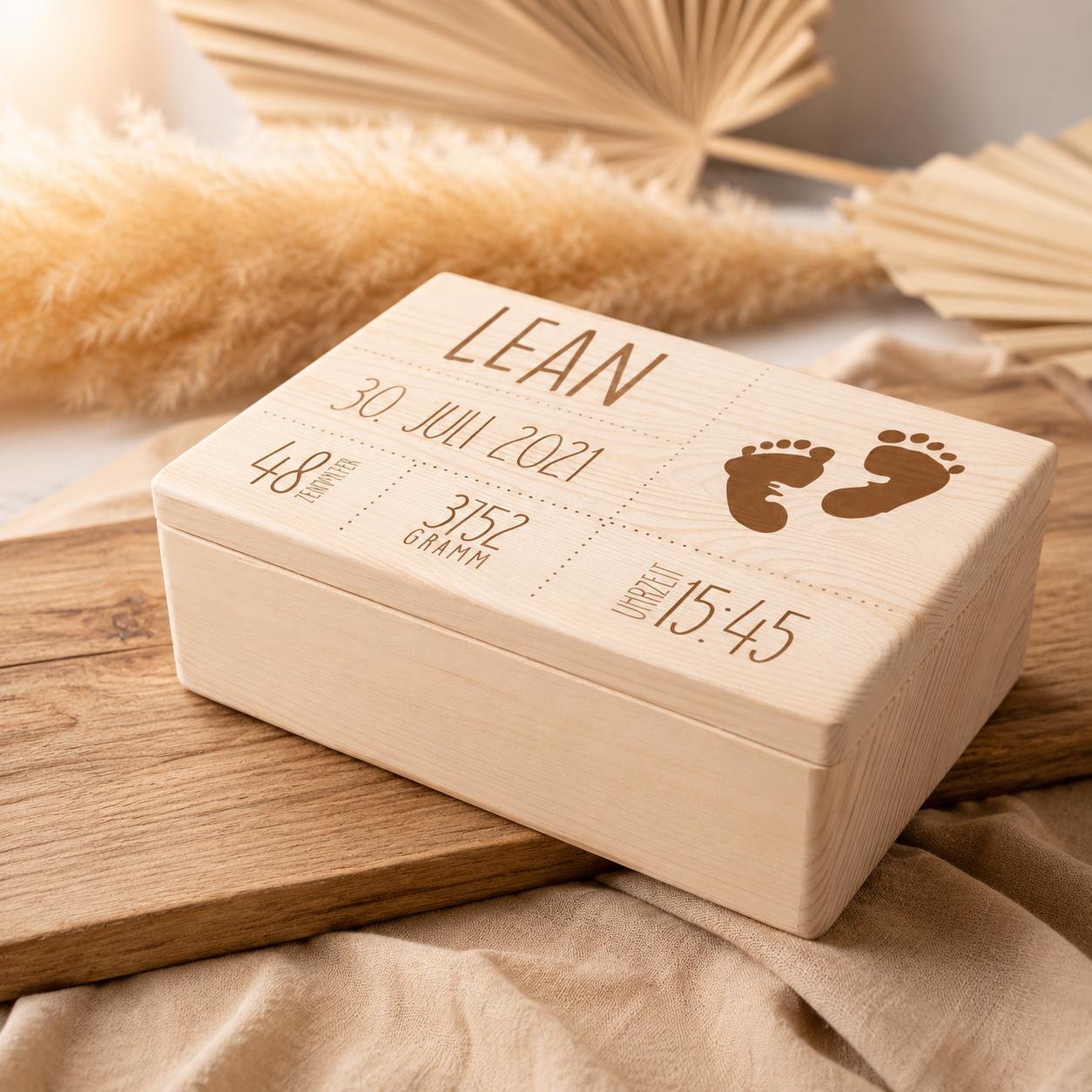 Personalisiertes Geschenk zur Geburt: hochwertige Erinnerungsbox aus Holz mit Name und Geburtsdaten als bleibende Erinnerung für Familien