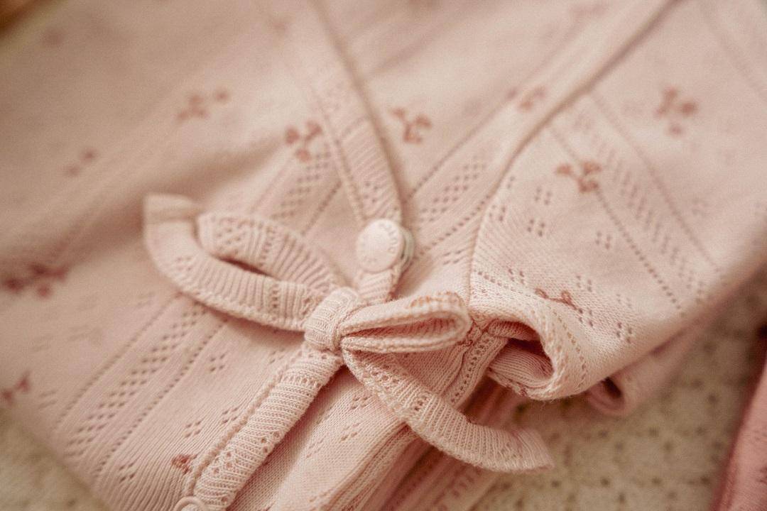 Cache-cœur bébé fille rose – doux et pratique pour les premières semaines