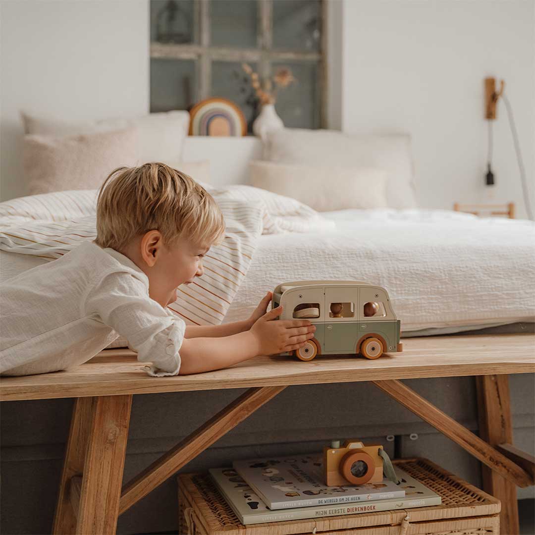 Van mit Spielfiguren