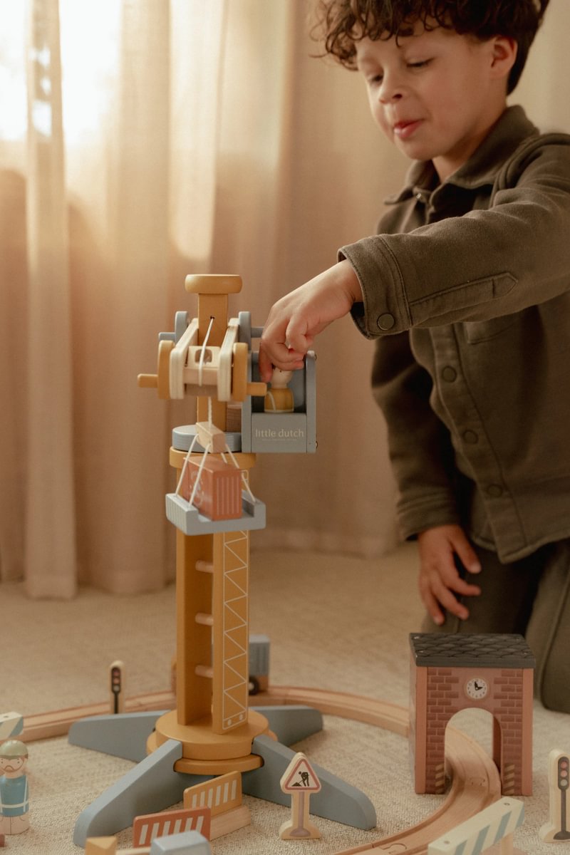 Set de jeu grue de chantier en bois pour chemins de fer en bois | Schmatzepuffer