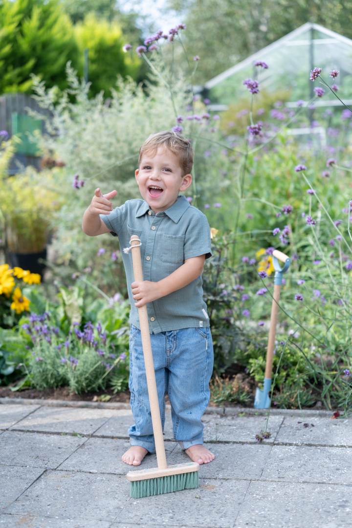Personalisierter Kinderbesen grün | Geschenk by Schmatzepuffer®