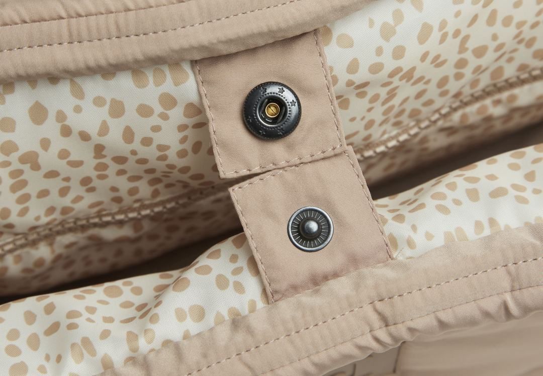 Wickeltasche in Biscuit mit viel Stauraum fuer Windeln, Feuchttuecher, Flaschen und Babyzubehoer fuer unterwegs und den Familienalltag