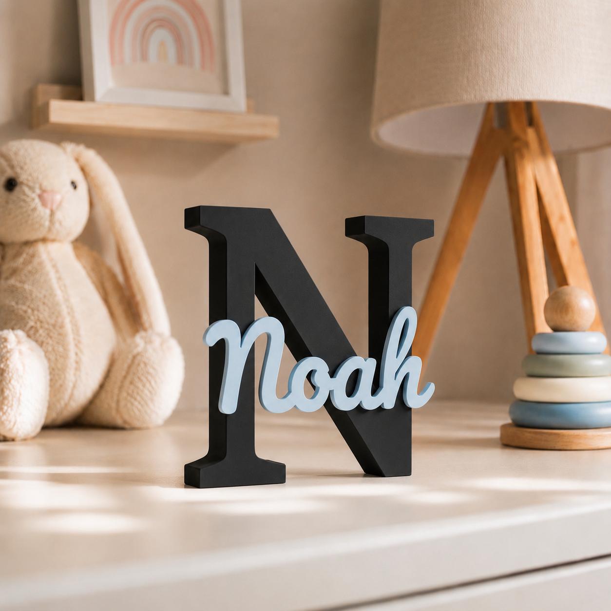 Plaque nominative personnalisée avec grande lettre noire et nom – Décoration de chambre d'enfant dans la couleur de votre choix