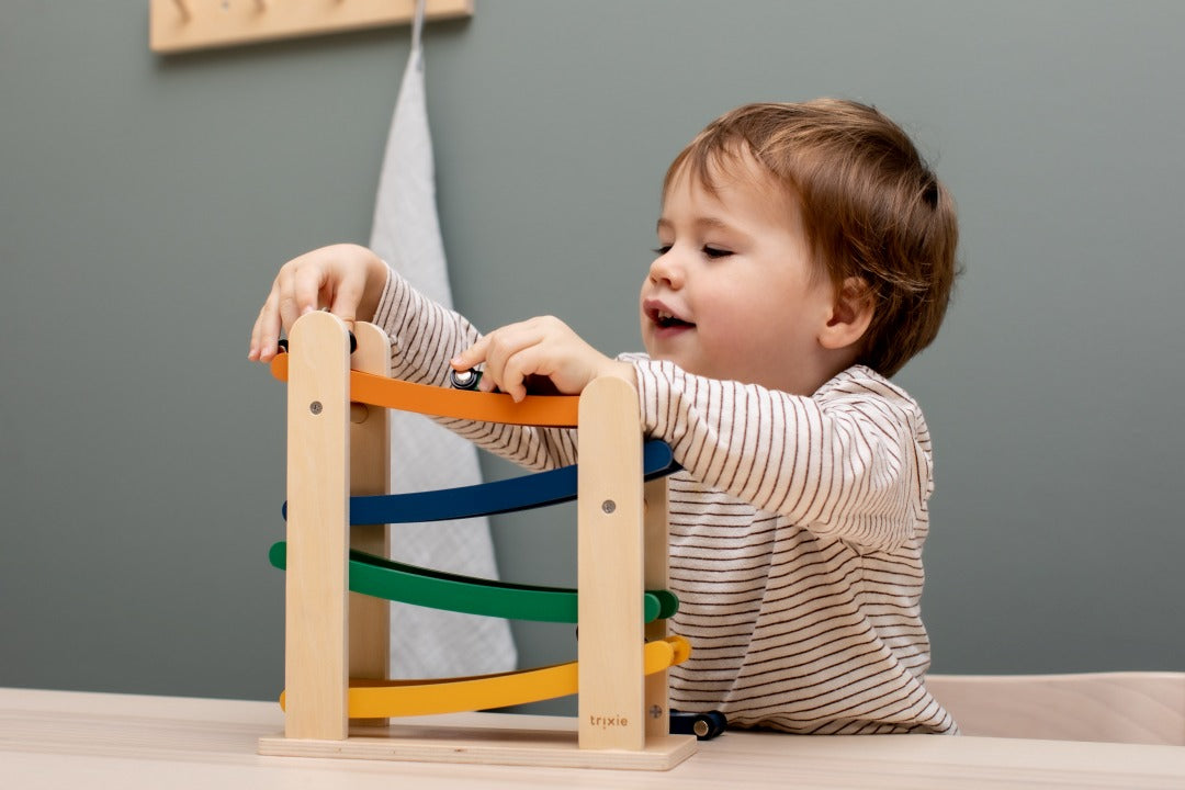 Circuit de billes en bois avec 4 voitures – Cadeau de baptême | Schmatzepuffer