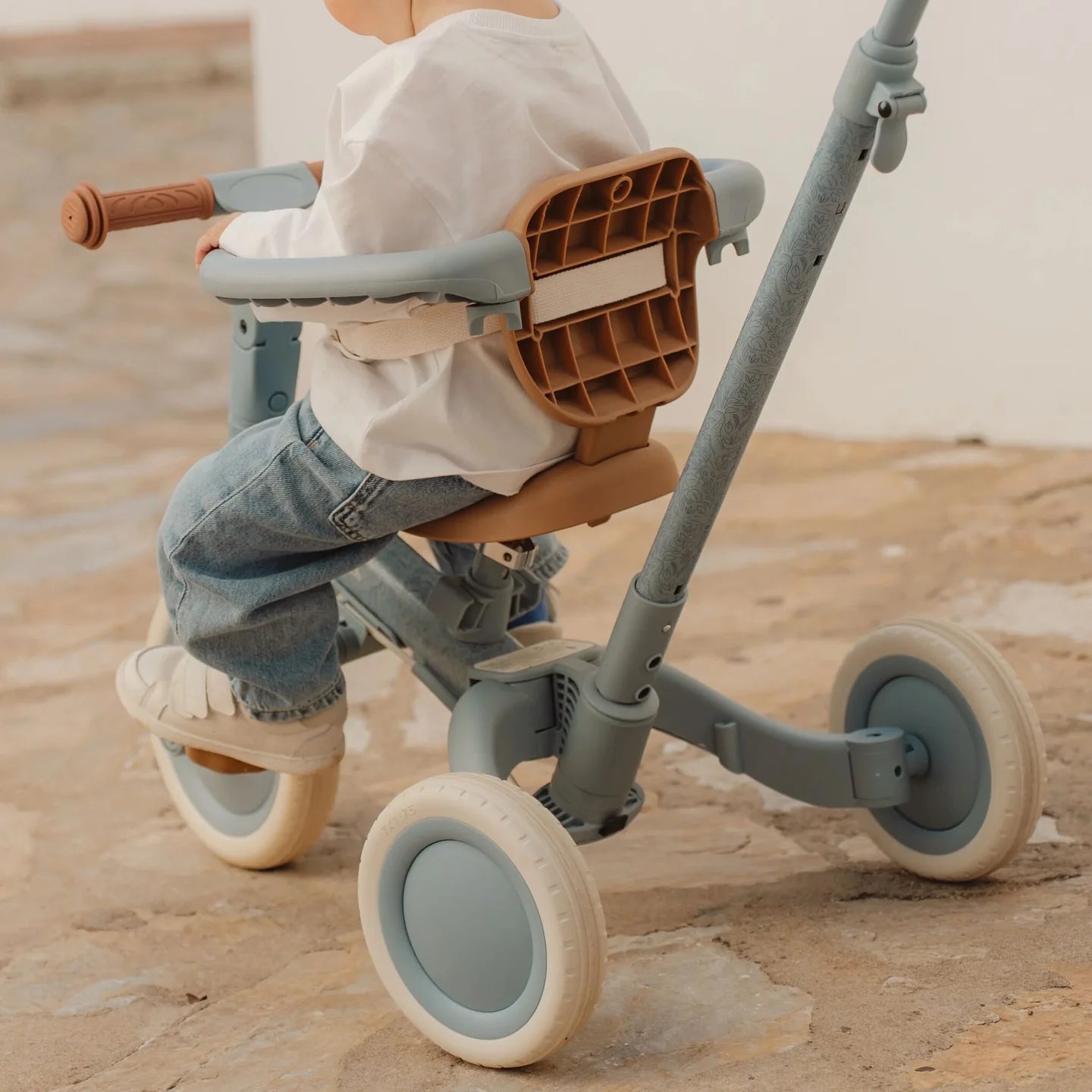 Tricycle 4-in-1 in Blau mit Schubstange, Sicherheitsring und ergonomischem Sitz für Kinder ab 1 Jahr. Die Rückansicht zeigt das mitwachsende Dreirad mit hoher Sicherheit und komfortabler Elternlenkung.