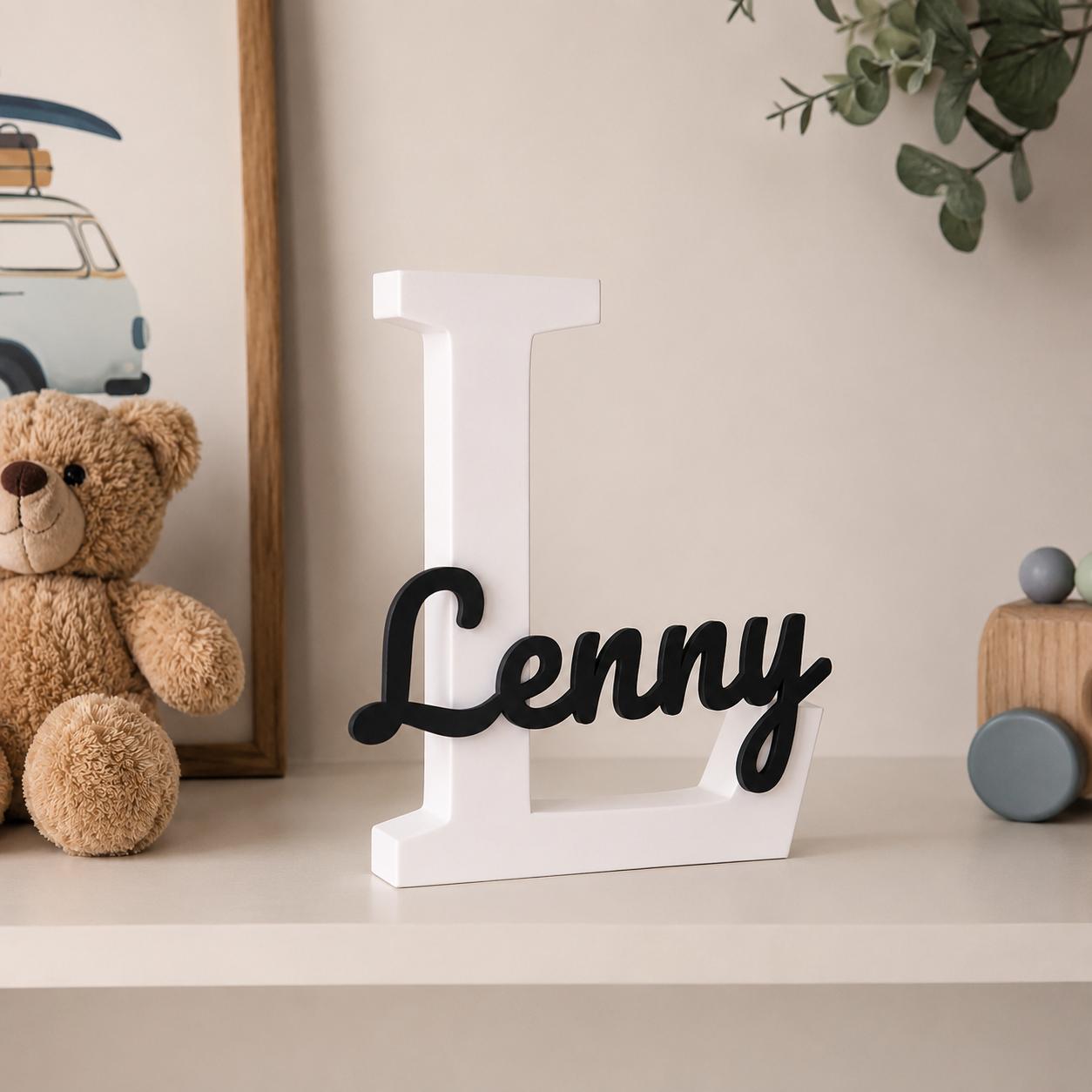 Plaque nominative personnalisée avec lettre blanche et nom dans la couleur de votre choix