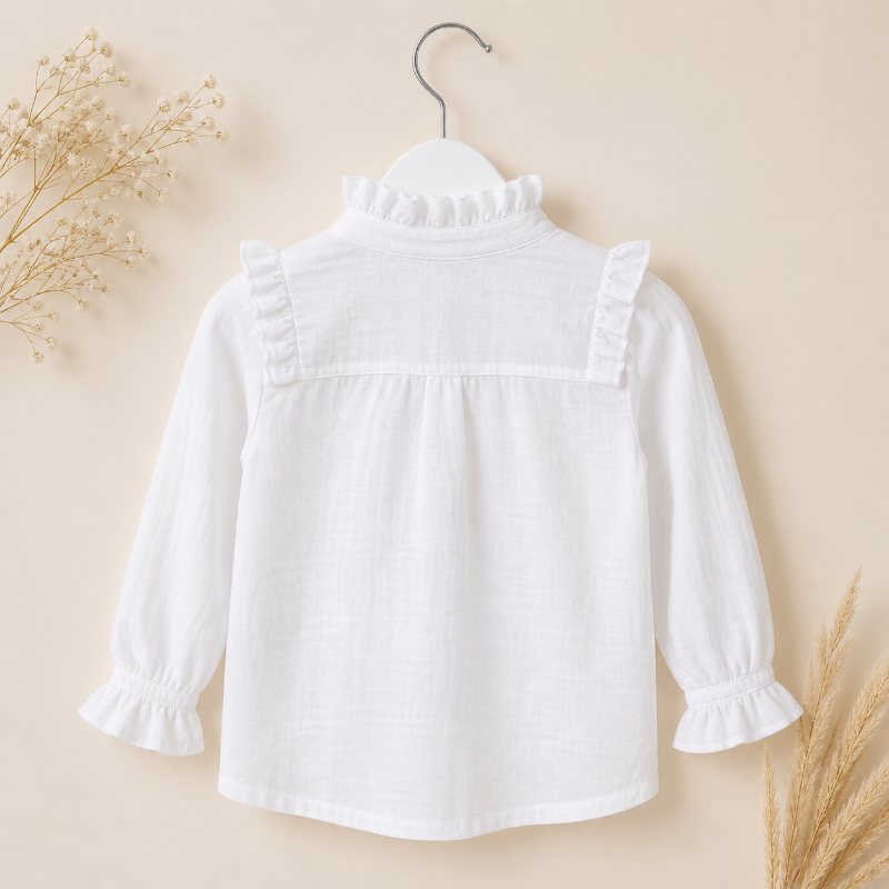 Rückansicht einer weißen Baby Bluse mit Rüschen – stilvolle Kinderkleidung mit feinen Details