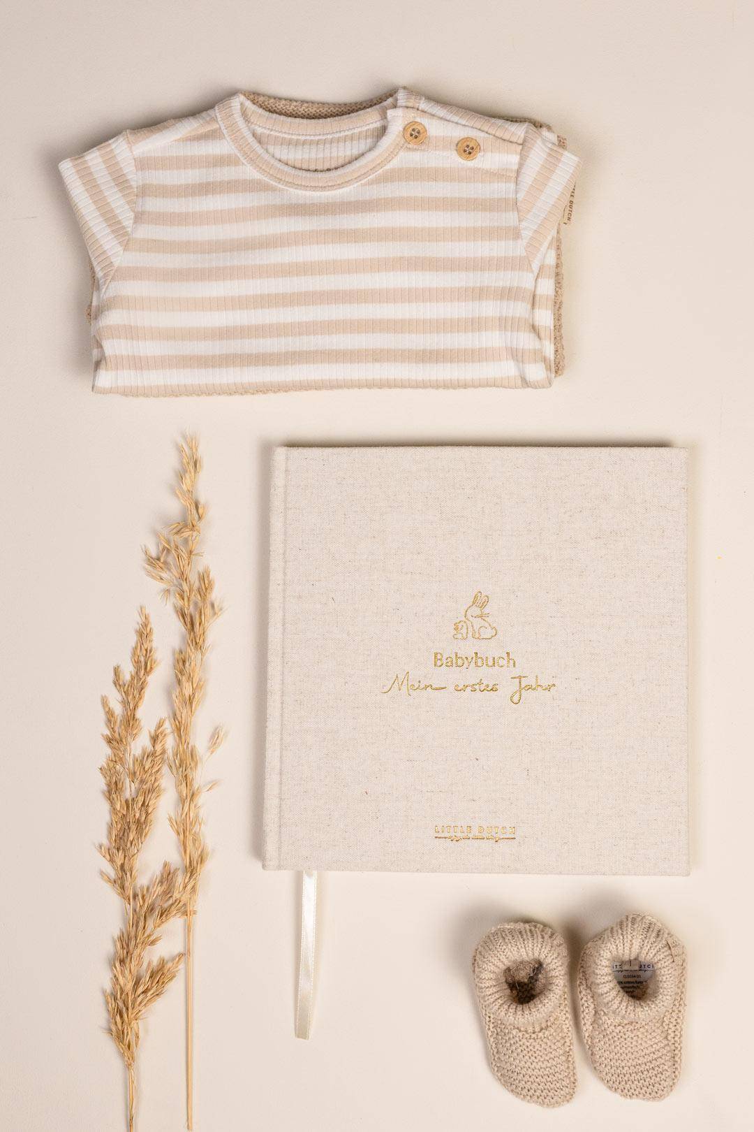 Baby Tagebuch Mein erstes Lebensjahr mit Babyschuhen und Babykleidung als Erinnerungsalbum für Meilensteine, Fotos und besondere Momente im ersten Lebensjahr – liebevolles Geschenk zur Geburt.