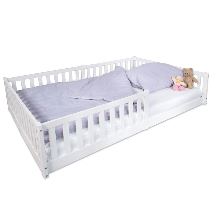 Bodenbett 140x200 cm in Weiß ohne Dach als umgebautes Hausbett, schlichtes Kinderbett im Montessori Stil