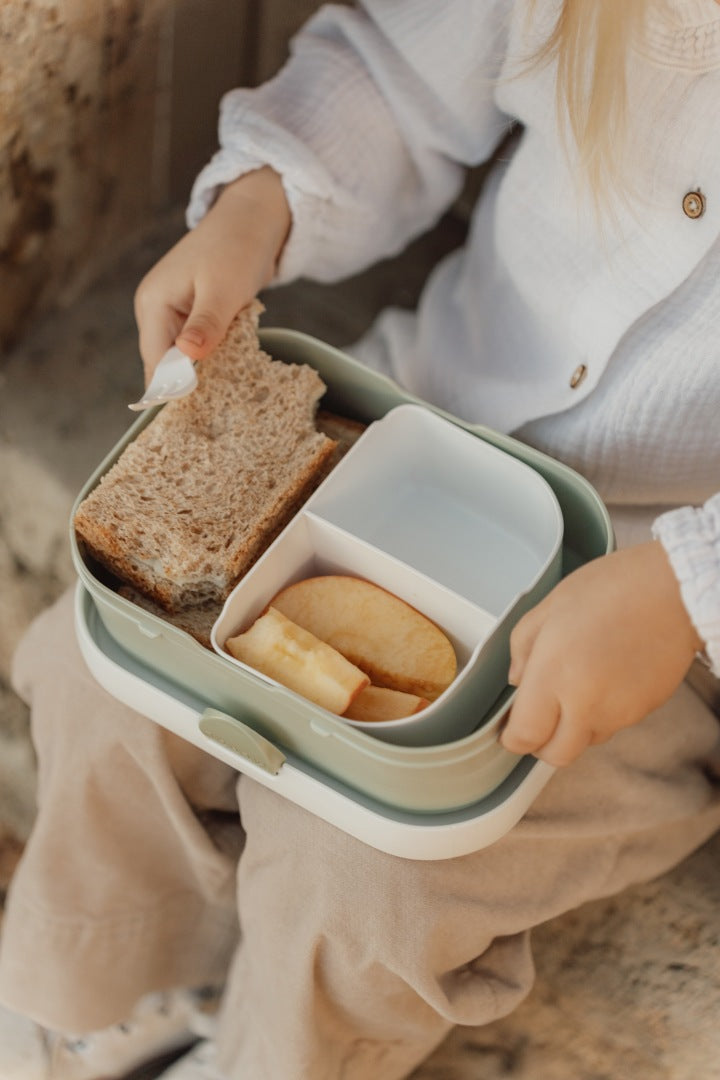 Brotdose fuer Kinder mit Bauernhof Motiv und praktischer Aufteilung fuer Kindergarten, Schule und unterwegs