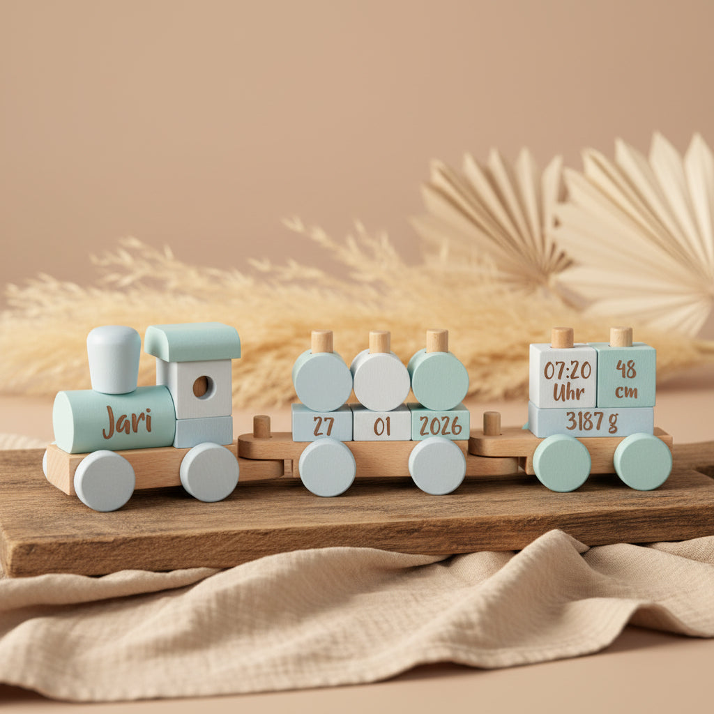 Personalisierter Holz Bausteinzug in Blau mit individuellem Namen zur Foerderung von Kreativitaet, Motorik und spielerischem Lernen