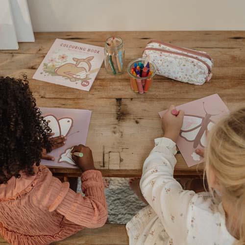 Federmaeppchen mit Fairy Garden Motiv fuer Kindergarten, Schule und kreative Stunden mit ausreichend Platz fuer Stifte und Zubehoer