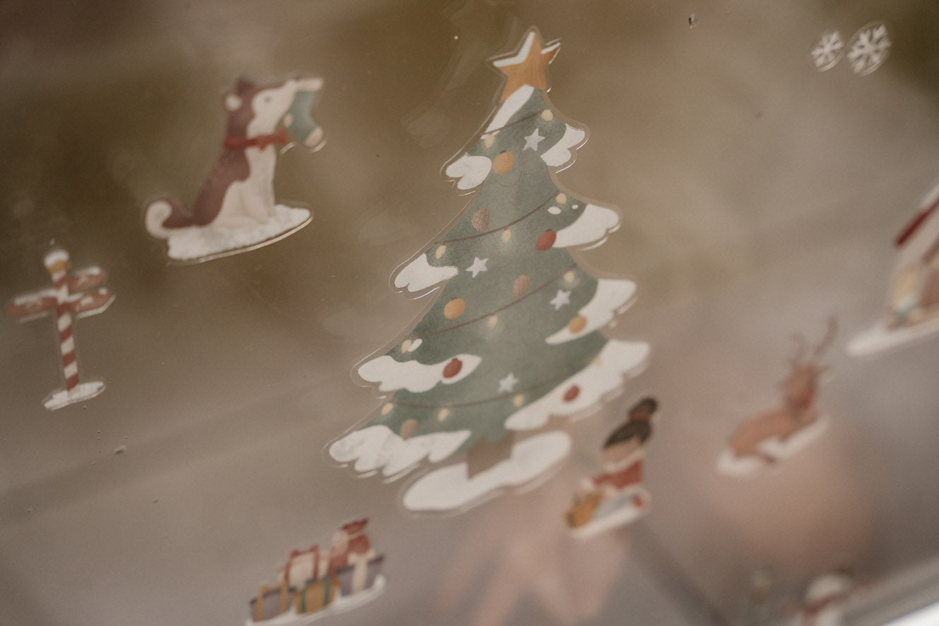 Fenstersticker mit weihnachtlichen Motiven fuer Kinder zum Dekorieren von Fenstern, Spiegeln und glatten Oberflaechen in der Adventszeit