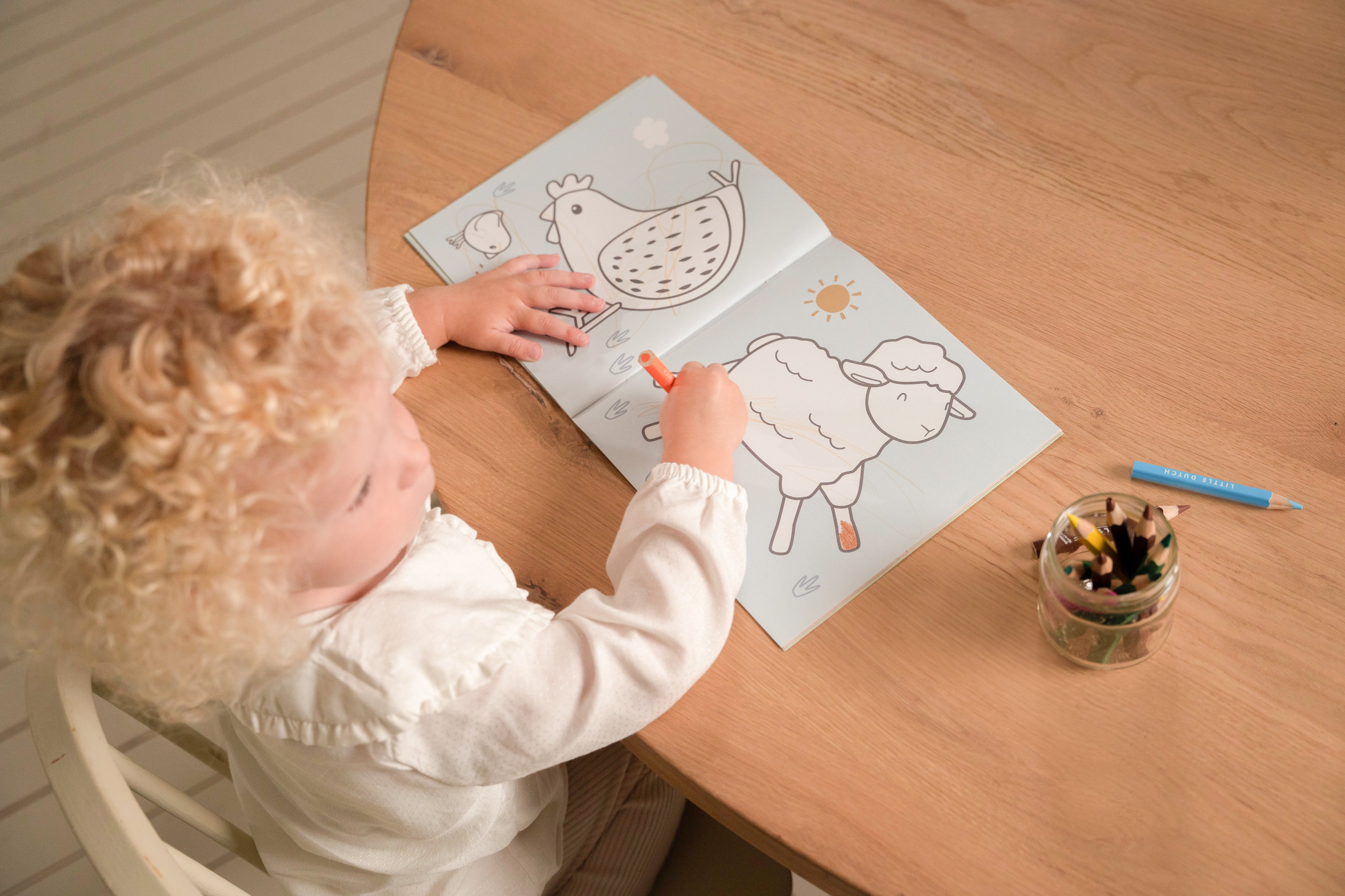 Malbuch fuer Kinder mit liebevollen Bauernhof Motiven zum Ausmalen, Basteln und kreativen Gestalten