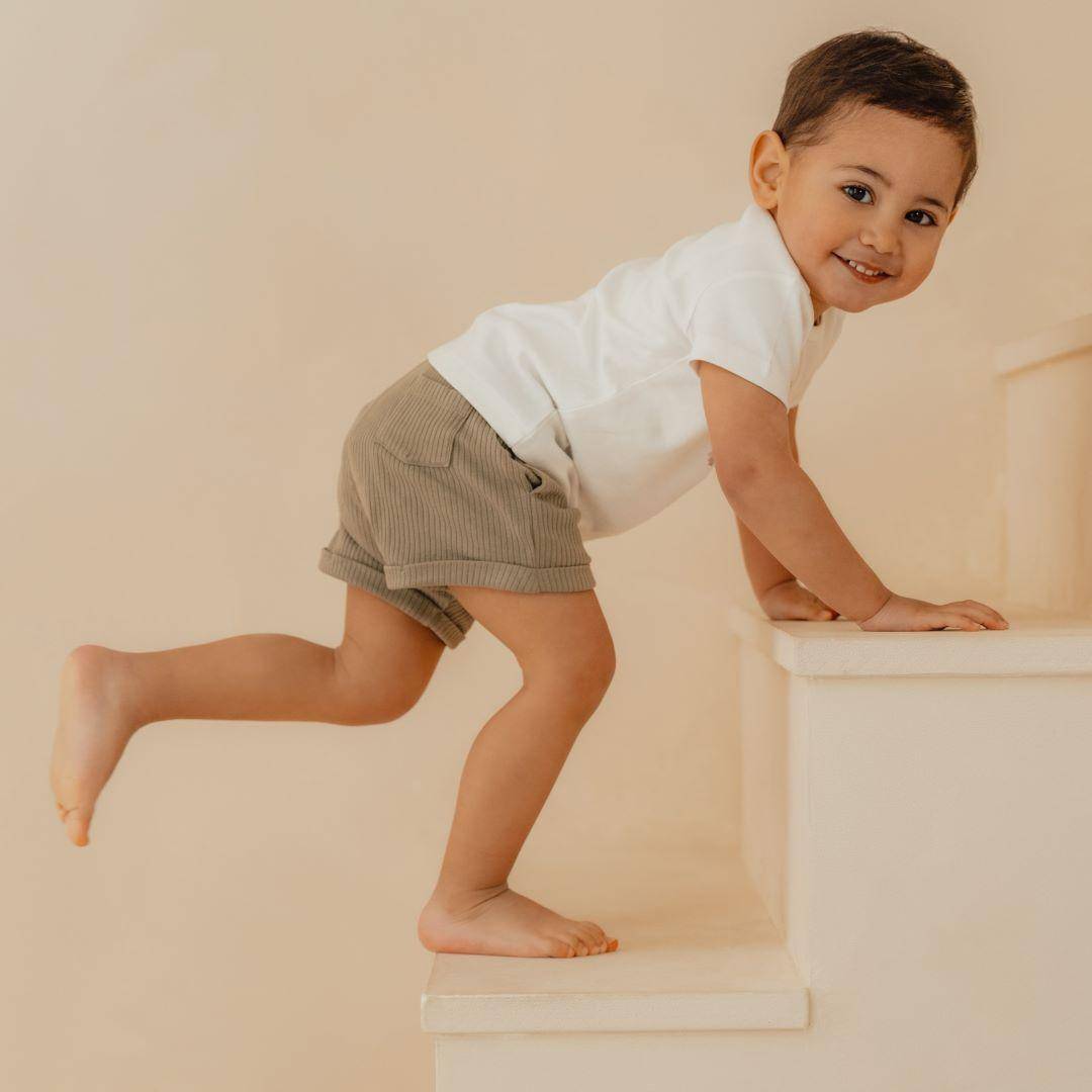 Kinder Shorts in Olive aus weichem Material fuer warme Sommertage, Kindergarten, Freizeit, Urlaub und den Alltag