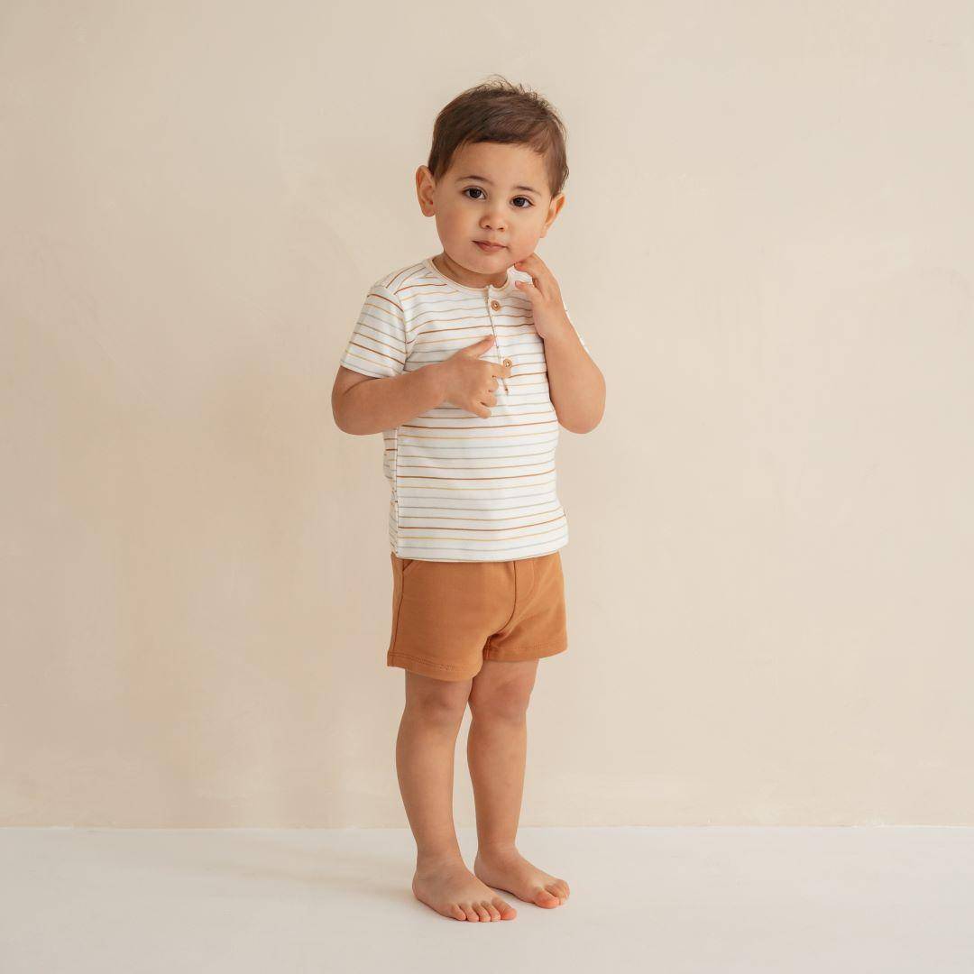 Kinder Shorts mit Vintage Streifen in Gelb aus weichem Material fuer warme Sommertage, Freizeit, Urlaub und den Alltag