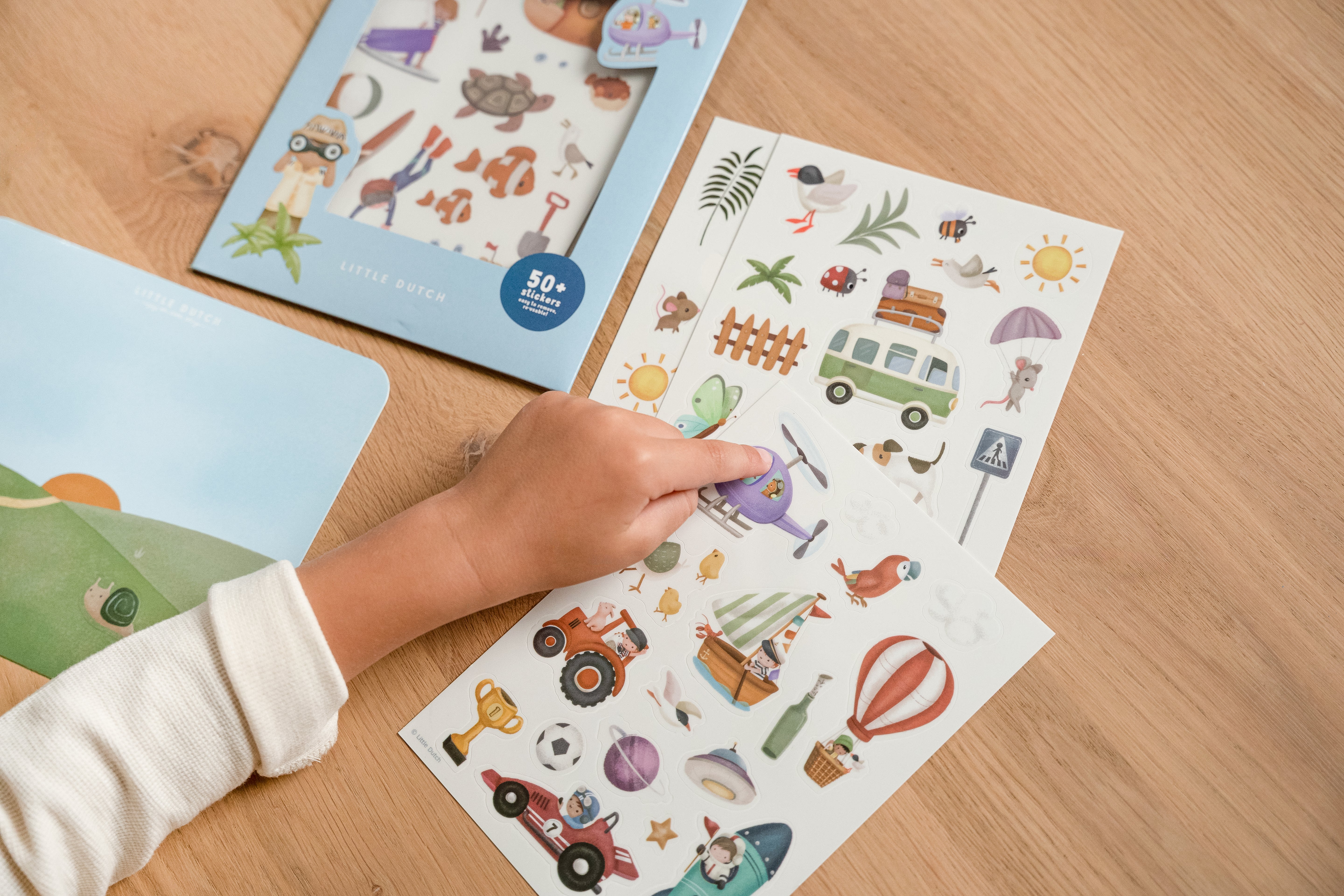 Sticker Set mit liebevollen Motiven fuer Kinder zum Basteln, Dekorieren und kreativen Gestalten von Heften, Karten und Geschenken