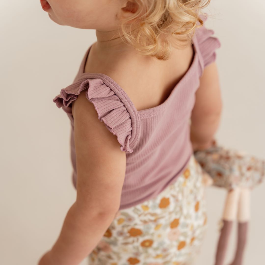 Kinder Top in Mauve mit verspielten Rueschen aus weichem Material fuer warme Tage, Freizeit und besondere Anlaesse