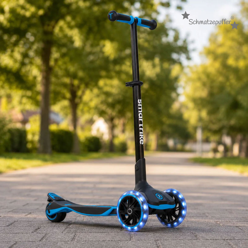 Blauer mitwachsender Kinderroller mit leuchtenden LED-Rädern auf einem Weg im Park bei Tageslicht – stabiler Scooter für Kinder mit sicherem Fahrgefühl im Alltag