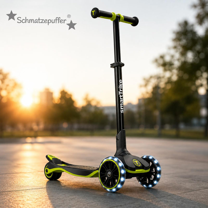 Kinderroller mit LED Rädern Lime mitwachsend faltbar im Park bei Sonnenuntergang – moderner Scooter für Kinder