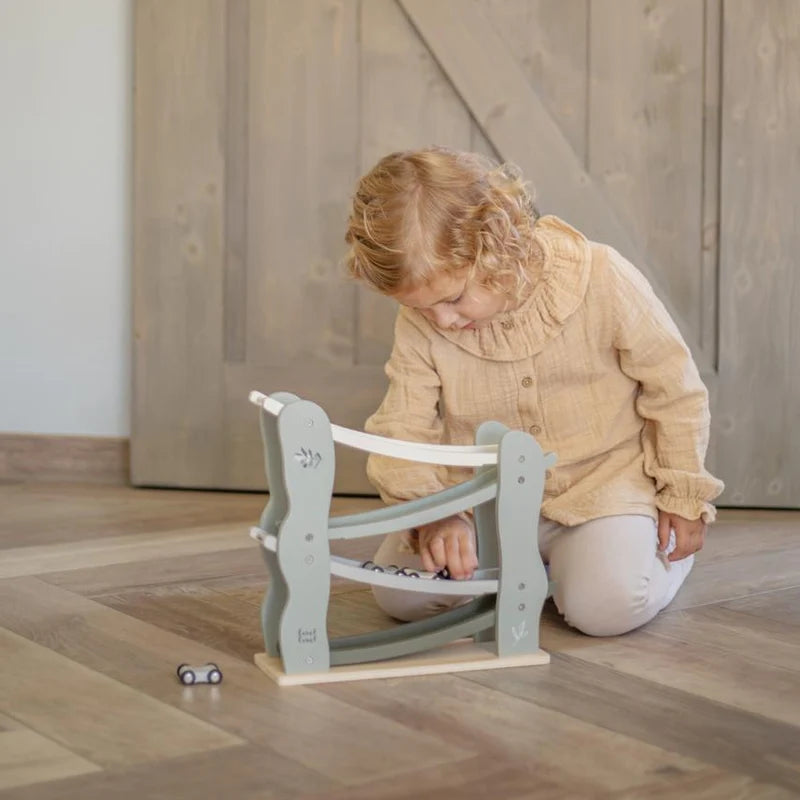 Verpackung der personalisierten Autorennbahn aus Holz in Olivgrün von Label Label mit 4 Holzautos als Geburtsgeschenk