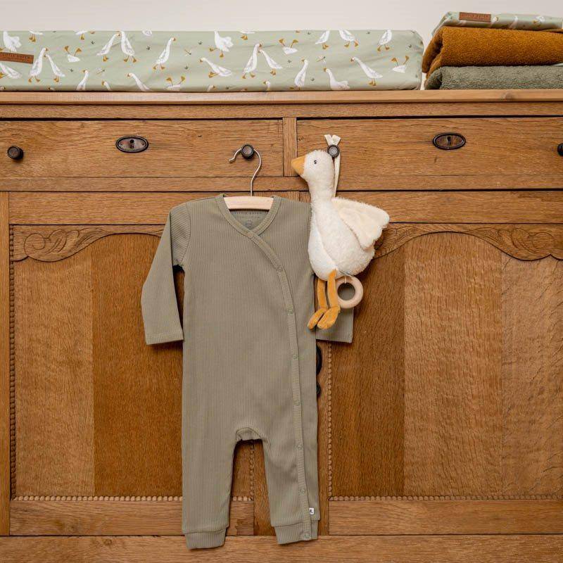 Langarm Wickelstrampler in olive aus weicher Baumwolle fuer Babys mit praktischer Wickeloeffnung und hohem Tragekomfort