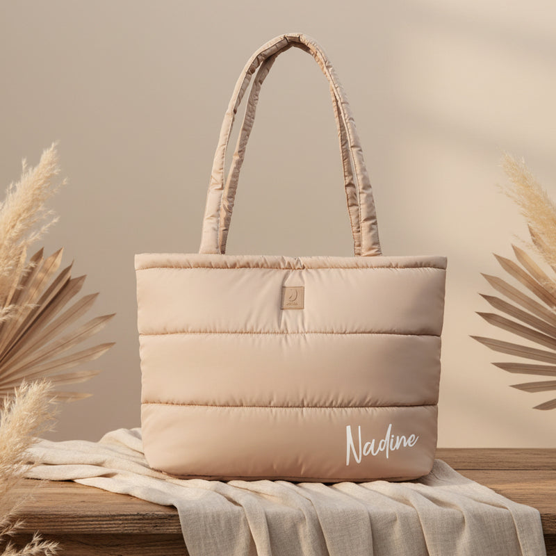 Personalisierte beigefarbene Wickeltasche aus weichem Boucle Stoff mit Namen fuer Babys und Eltern unterwegs