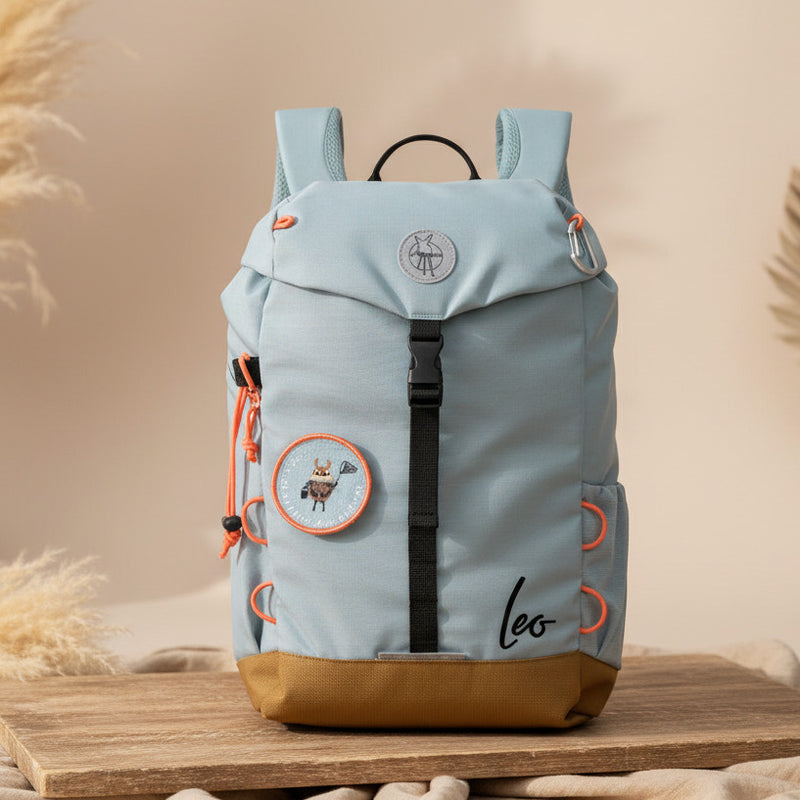 Personalisierter Outdoor Kinderrucksack in Hellblau mit individuellem Namen fuer Kindergarten, Ausfluege, Wanderungen und den Alltag
