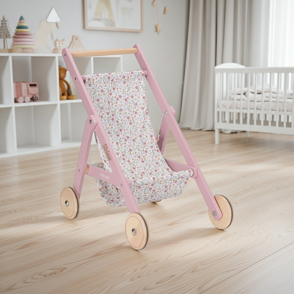 Personalisierter Puppenbuggy aus Holz im zarten Rosa für Kinder. Hochwertiger Holzbuggy mit Stoffbezug als Geschenk für kleine Puppeneltern und fantasievolle Rollenspiele.