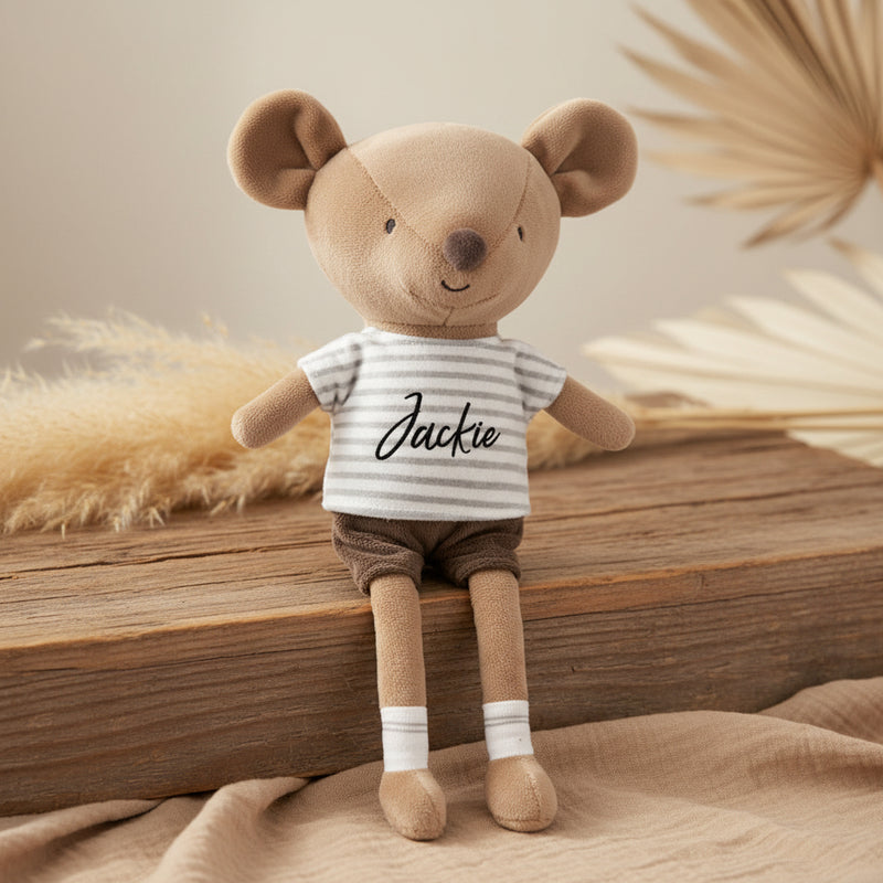 personalisierte,weiche Stoffpuppe Maus Jackie als liebevolles Kuscheltier fuer Babys und Kinder zum Kuscheln und Spielen
