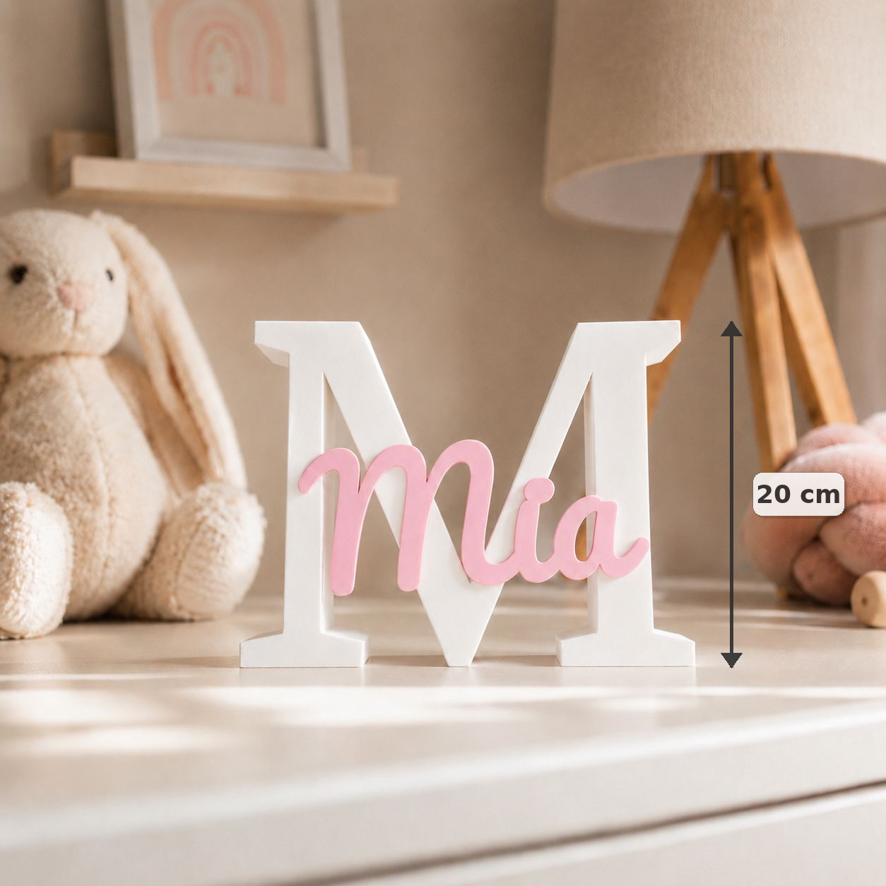 Personalisiertes Namensschild Mia mit weißem Buchstaben und rosa Namen als Produktdetail mit 20 cm Maßangabe